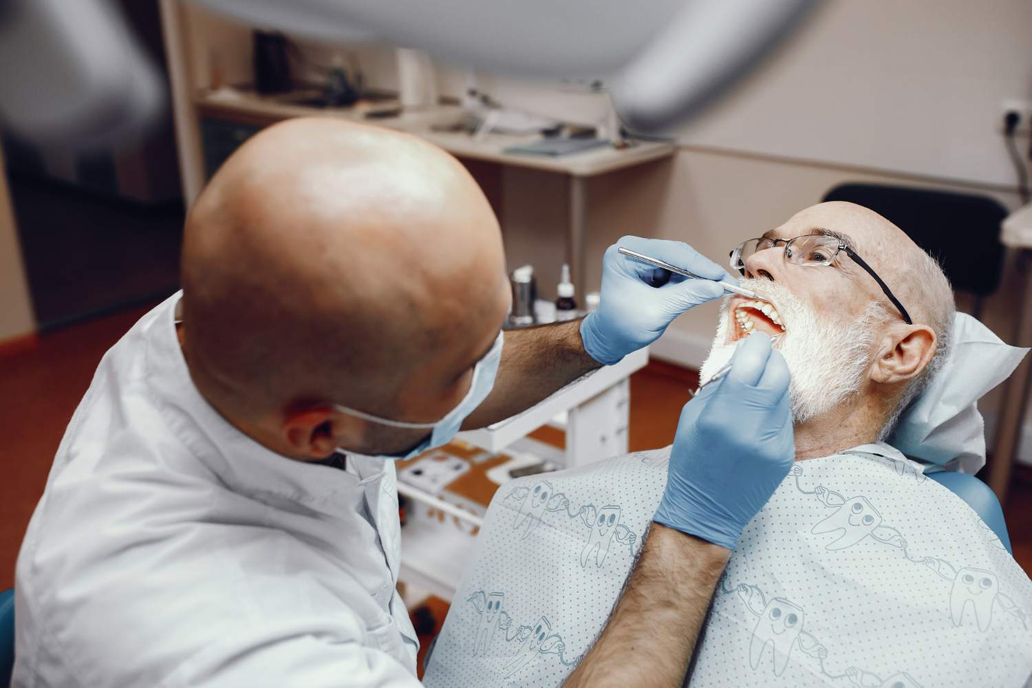 Injerto óseo dental: cuándo es necesario y por qué puede ser clave antes de colocar implantes