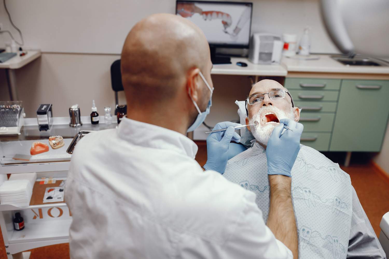 Implantología dental en casos complejos: opciones actuales cuando falta hueso o hay pérdida dental avanzada