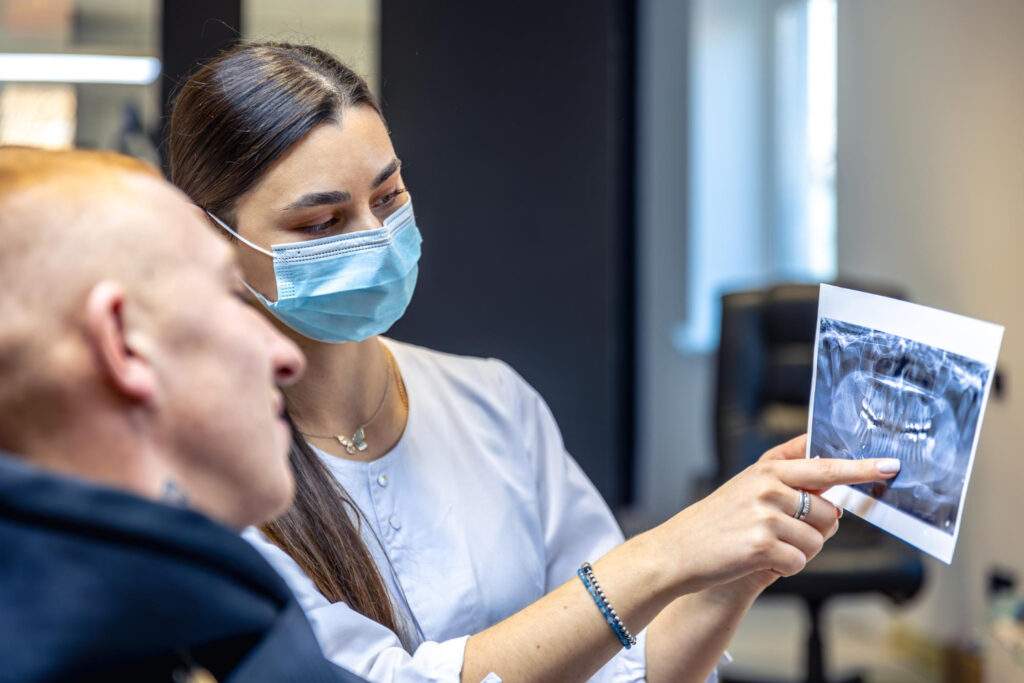 Implantología dental en casos complejos: opciones actuales cuando falta hueso o hay pérdida dental avanzada